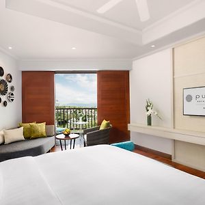 Deluxe Queen Room Bay View Balcony